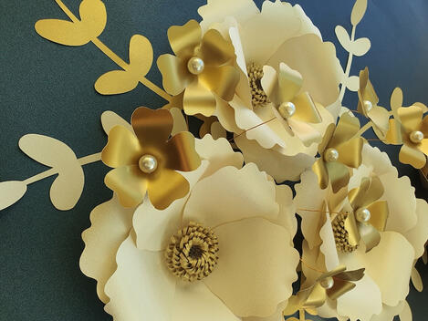A luxurious collection of paper blooms, with five 15cm white flowers, one 8cm gold flower, and nine 5cm small gold flowers, each crafted for a high-end, elegant aesthetic.