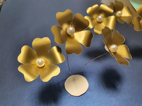 A luxurious collection of paper blooms, with five 15cm white flowers, one 8cm gold flower, and nine 5cm small gold flowers, each crafted for a high-end, elegant aesthetic